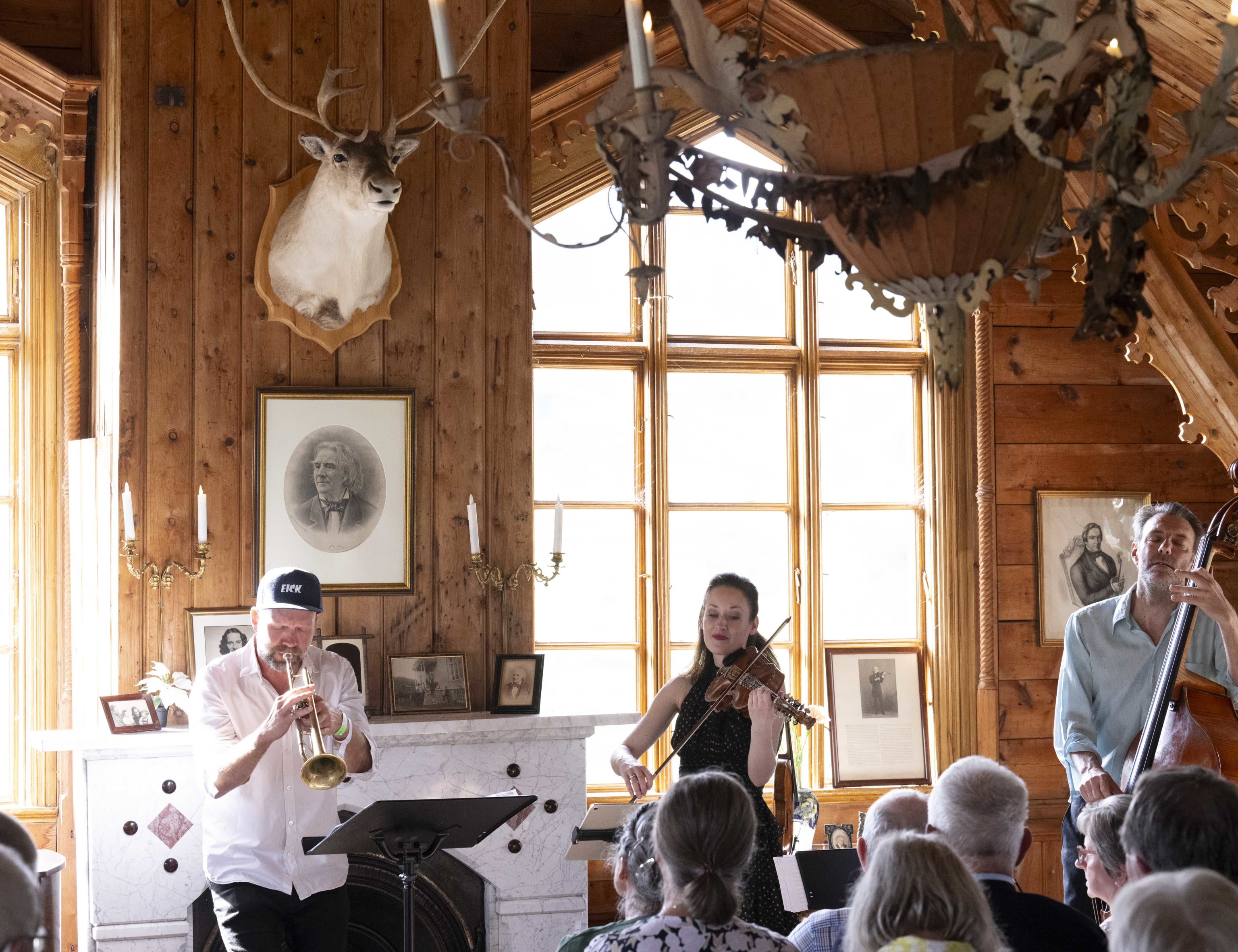 Ragnhild Hemsing med Mathias og Eick Mats Eilertsen. Foto: Thor Brødreskift